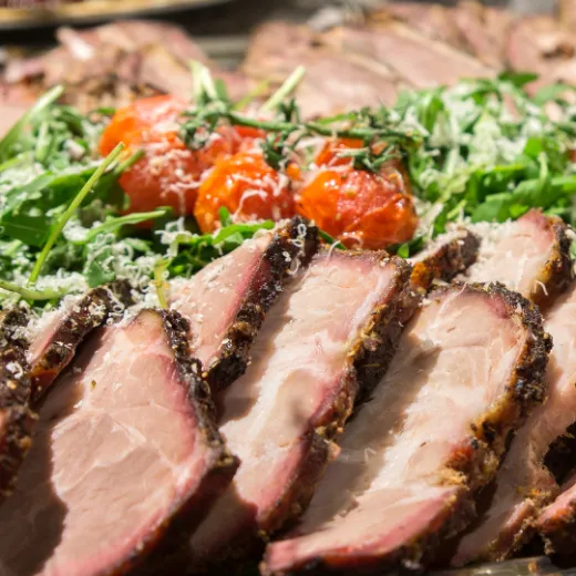 Aufgeschnittenes Rindfleisch mit Tomaten und Rucola