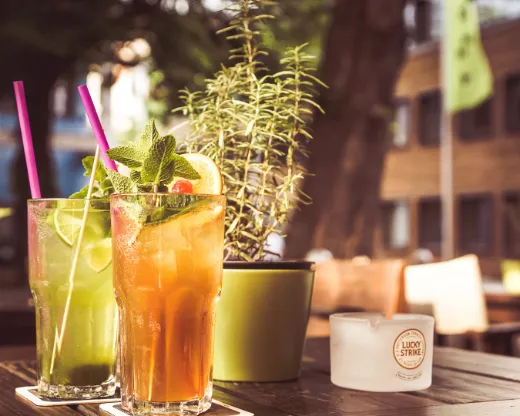 Longdrinks mit Minze auf dem Tisch