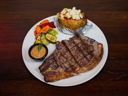Steak mit Beilagen auf dem Teller