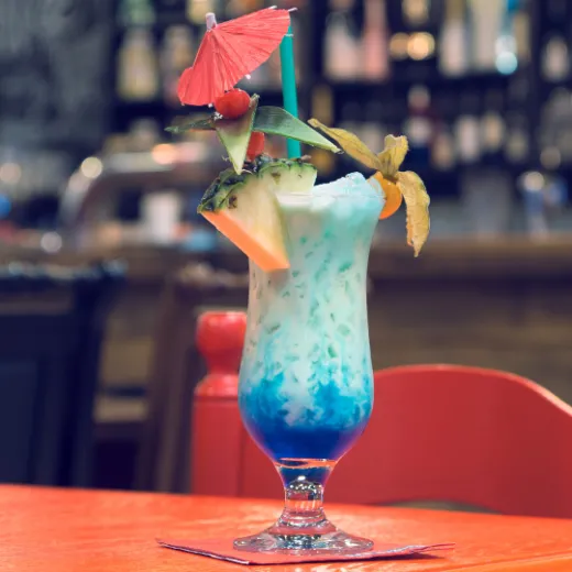 Blauer Cocktail mit Blütendeko