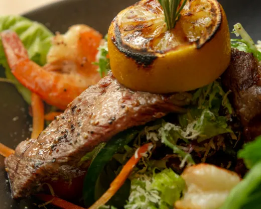Steak mit Garnelen und Salat