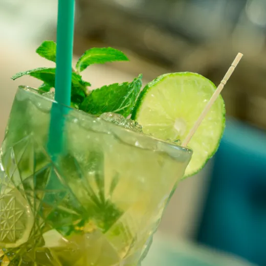 Mojito mit Limette und Strohhalm
