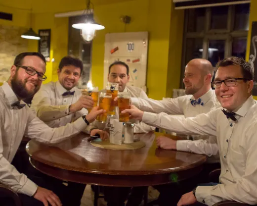 Gäste stoßen am Tisch an