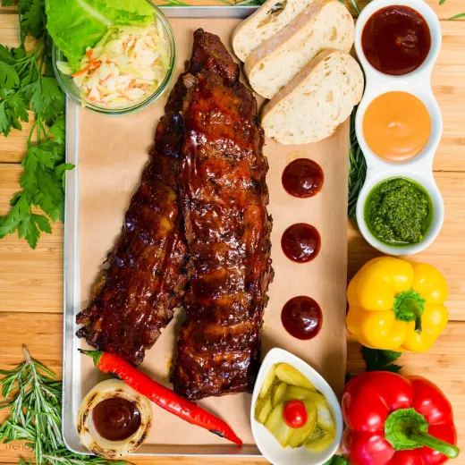 Rippchen mit Dips und Paprika auf dem Brett