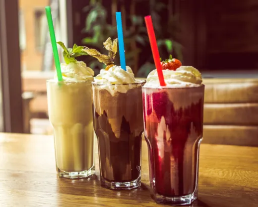 Drei Milchshakes mit Strohhalmen