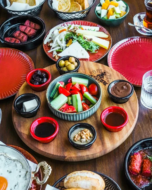 Gedeckter Tisch mit vielen Schälchen