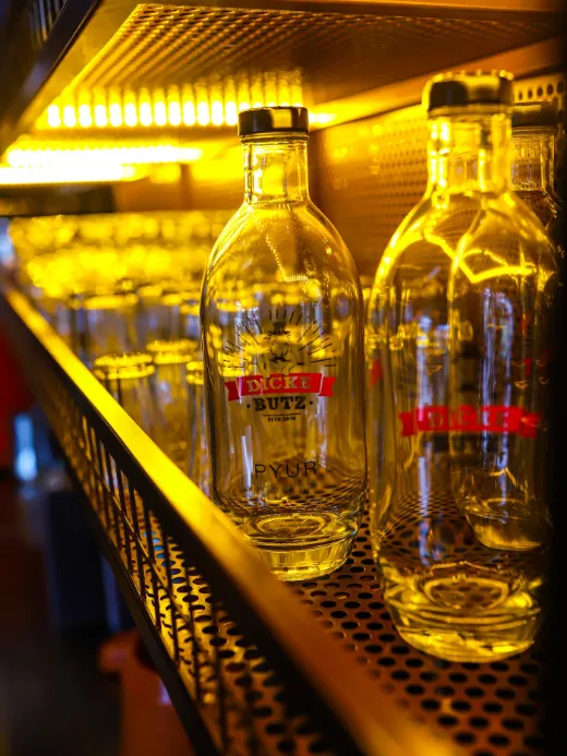 Beleuchtete Flaschen im Barregal