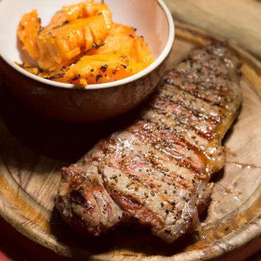 Steak mit Beilage im Schälchen