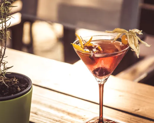 Cocktail neben einer Pflanze