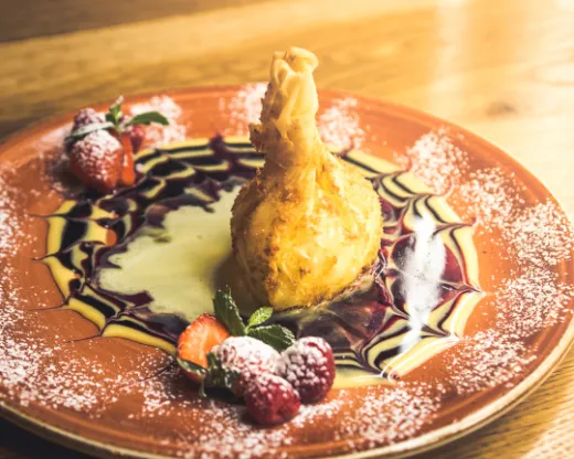 Dessert mit Beeren auf verziertem Teller