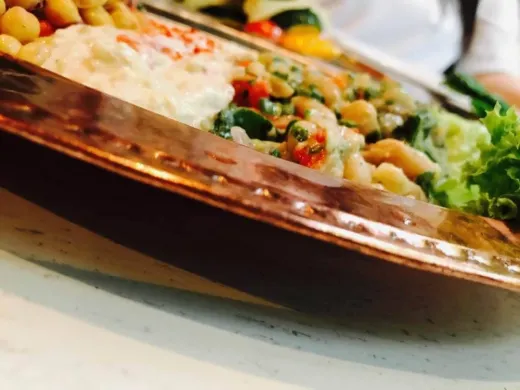 Teller mit Salat und Beilagen
