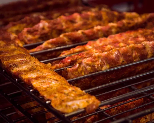 Spieße auf dem Grillrost